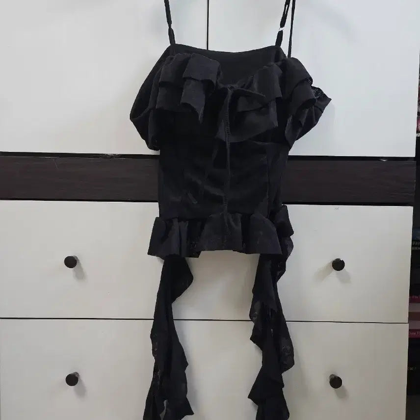 [BUNJANG] Black Frill Lace Flower Ribbon Built-in Cup Camisole / 블랙 프릴 레이스 플라워 리본 캡내장 나시 (새옷)