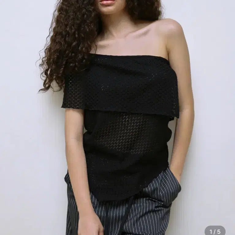 [BUNJANG] Polhem Punch Lace Off-Shoulder Top Black / 폴리수엠 펀치드 레이스 오프숄더 탑 블랙