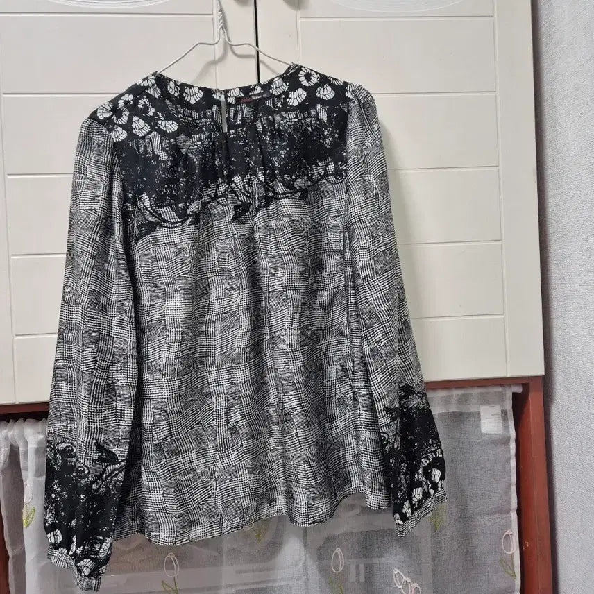 [BUNJANG] JISEN Black Pattern Blouse / 지센  블랙 패턴 블라우스 100, 상태 굳