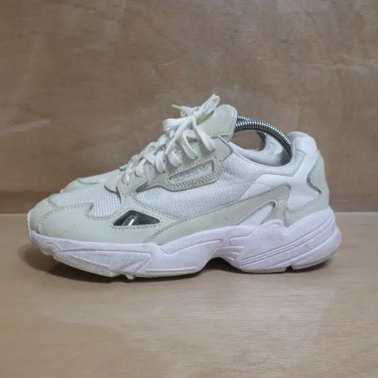 [BUNJANG] Adidas Falcon White Sneakers / 후루룩구제2 245 아디다스 팔콘 화이트 운동화 260707
