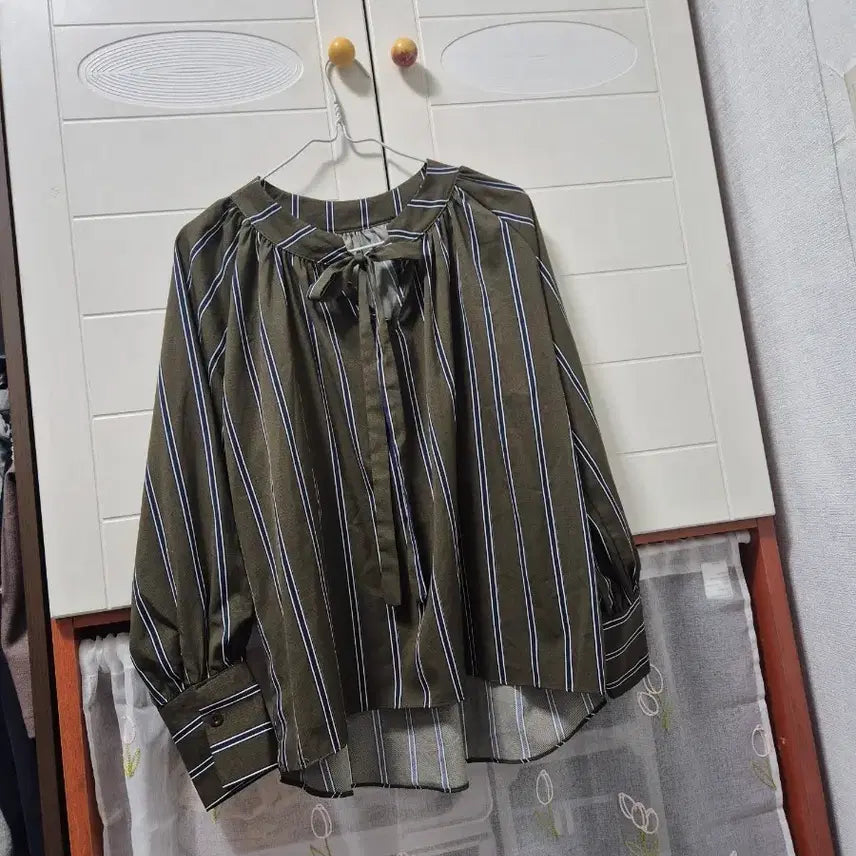 [BUNJANG] Khaki Stripe Ribbon Blouse (Size M-L) / 카키 스트라이프 리본 블라우스(66~77)
