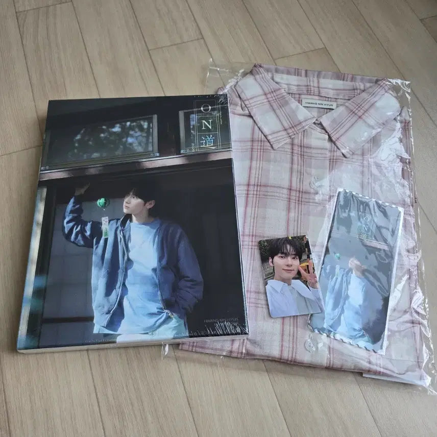 [BUNJANG] Hwang Minhyun Temperature Exhibition Checkered Shirt, Photobook, Ticket, Special Photocard Bundle (Sealed) / 황민현 사진전 온도 체크셔츠 포토북 입장티켓 금액특전포카 일괄 미개봉