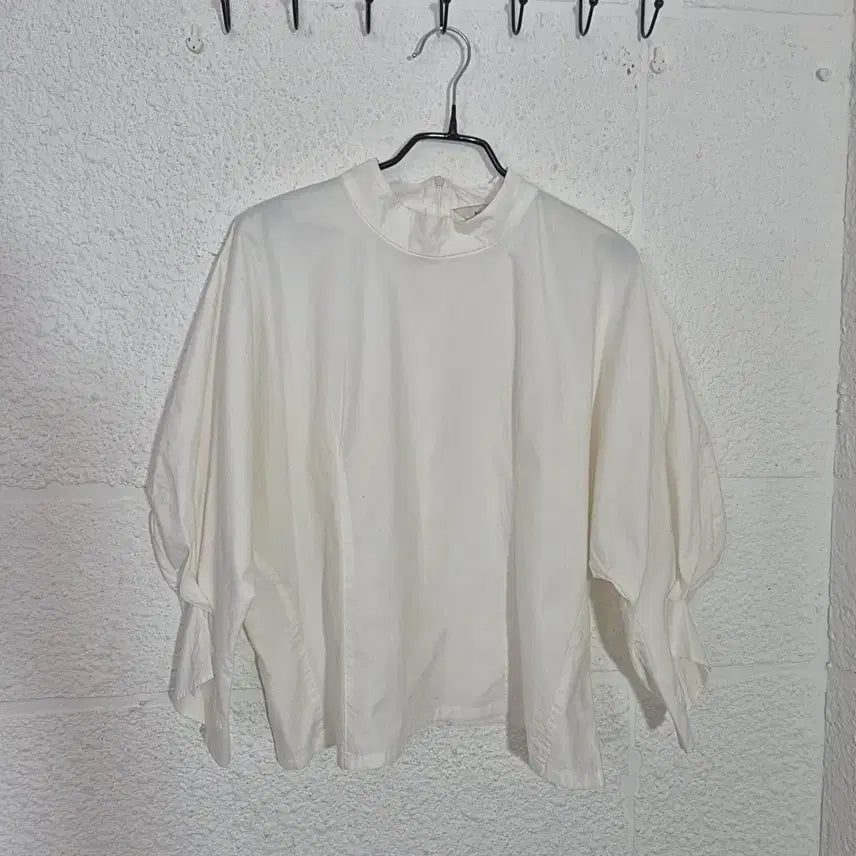 [BUNJANG] Kinder Salmon White Neckline Blouse / 킨더살몬 화이트 넥라인 블라우스