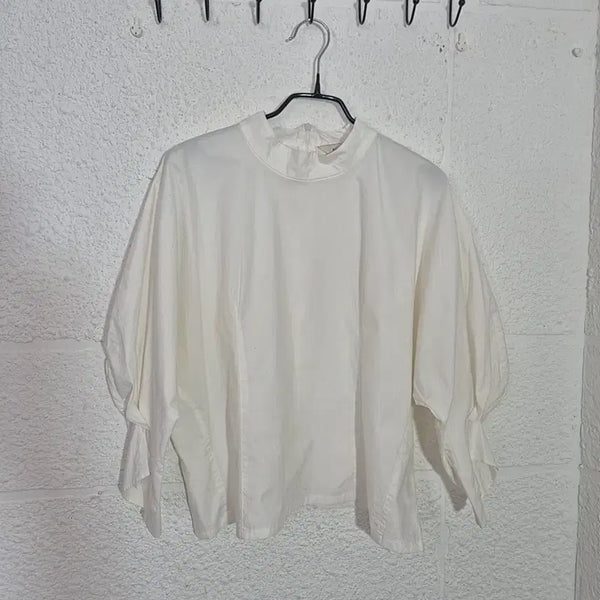 [BUNJANG] Kinder Salmon White Neckline Blouse / 킨더살몬 화이트 넥라인 블라우스