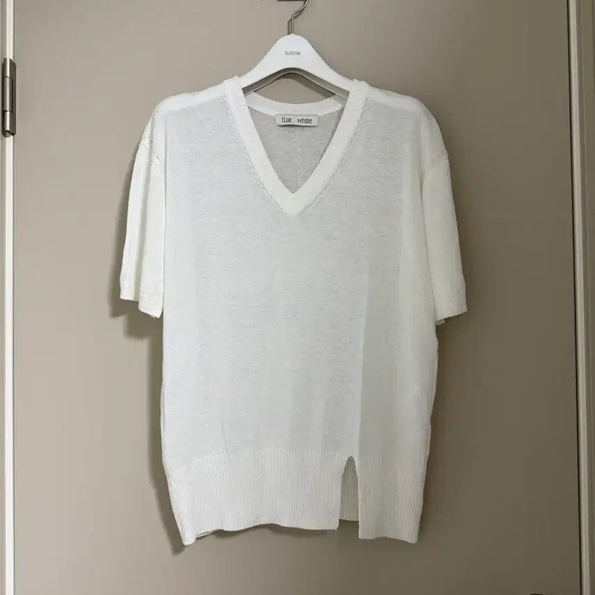 [BUNJANG] Flat White V-Neck Short-Sleeve Knit / 플랫화이트 브이넥 반팔 니트