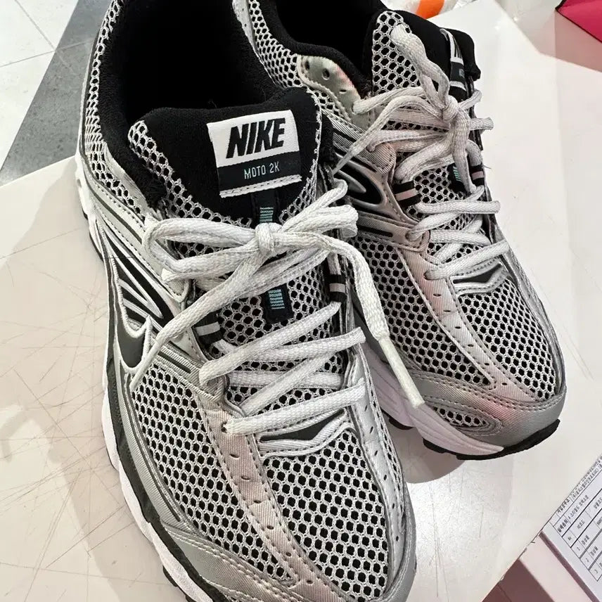 [BUNJANG] Nike MOTO 2K Off-White / Metallic Silver Sneakers / 나이키 운동화 MOTO 2K 모토 2k 오프화이트 / 메탈릭실버