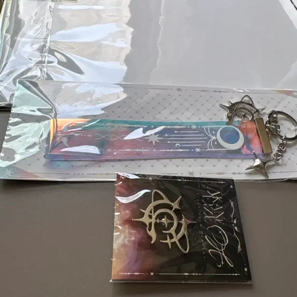 [BUNJANG] Akane Rize Solo Concert Goods Illustration Board, Badge, Metal Charm Bundle Set (Sealed) / 아카네 리제 단콘 굿즈 일러스트 보드, 뱃지, 메탈 챰 미개봉 일괄