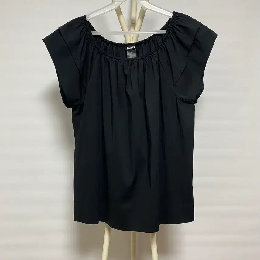 [BUNJANG] DKNY Black Off-Shoulder Blouse (Size M) / DKNY 블랙 오프숄더 블라우스 66~77
