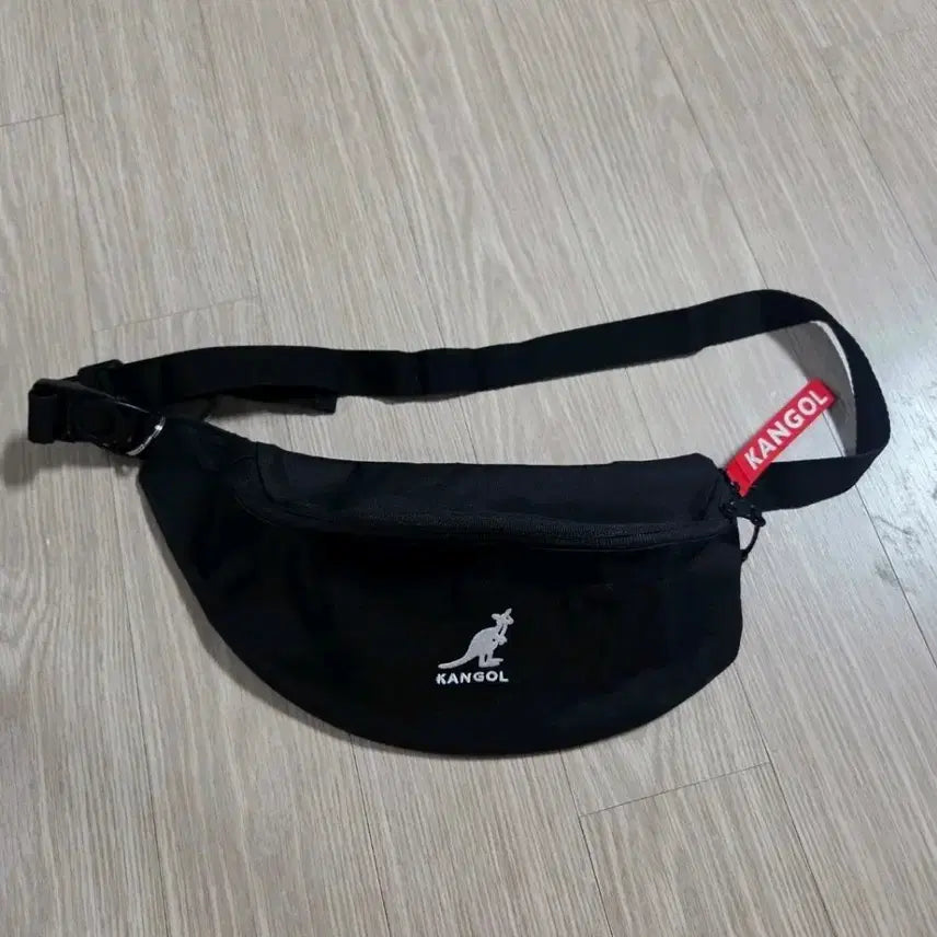 [BUNJANG] Kangol Black Waist Bag / 캉골 블랙 웨이스트백
