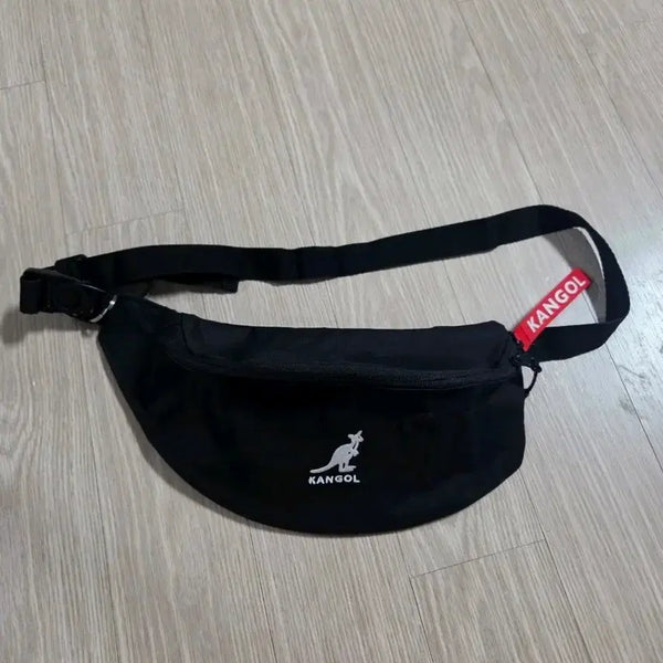 [BUNJANG] Kangol Black Waist Bag / 캉골 블랙 웨이스트백