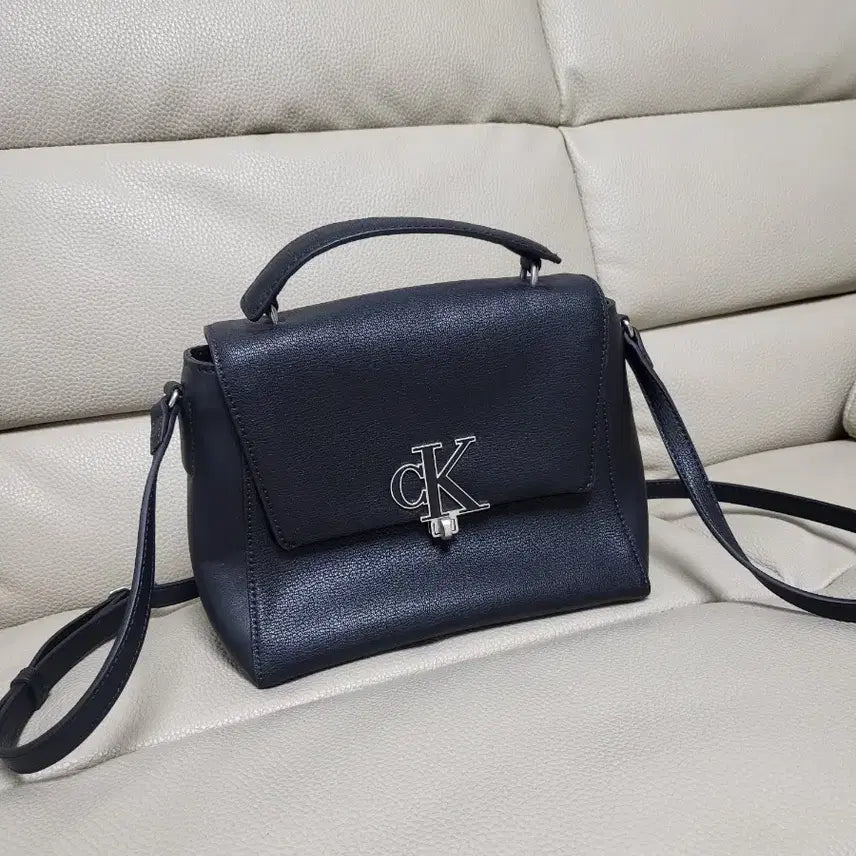 [BUNJANG] Calvin Klein Women's Crossbody Bag / 캘빈클라인 크로스백