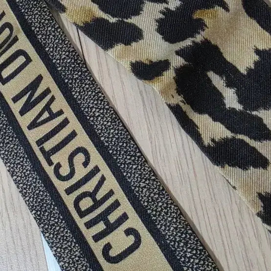 [BUNJANG] Christian Dior Leopard Print Silk Scarf / 크리스찬 디올 레오파드 스카프 정품