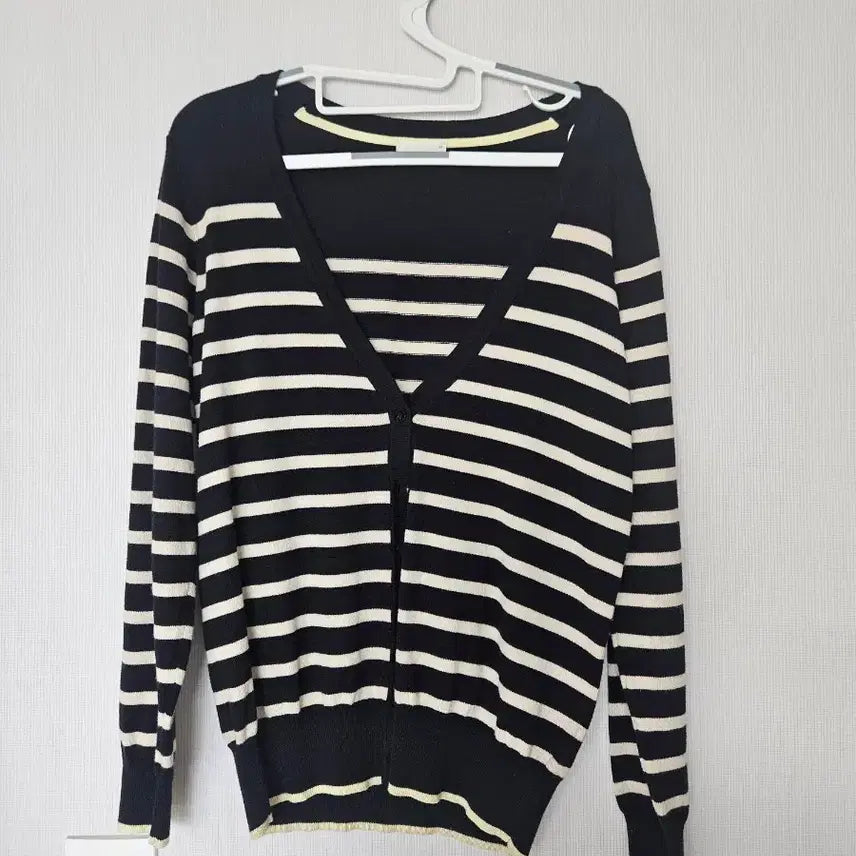 [BUNJANG] Striped V-Neck Cardigan Black/White / 줄무늬 가디건 블랙/화이트