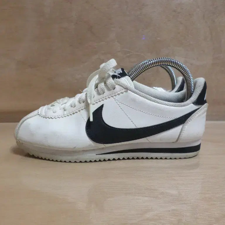 [BUNJANG] Nike Cortez White Black Sneakers / 후루룩구제2 235 나이키 코르테즈 흰검 운동화 260707