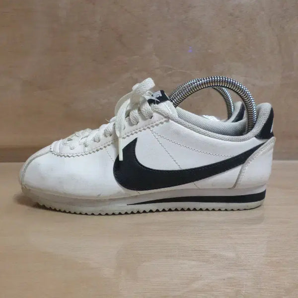[BUNJANG] Nike Cortez White Black Sneakers / 후루룩구제2 235 나이키 코르테즈 흰검 운동화 260707