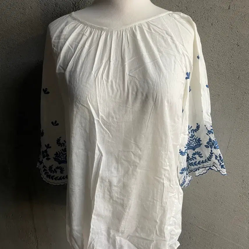 [BUNJANG] Blue Embroidered White Blouse / 블루 자수 화이트 블라우스