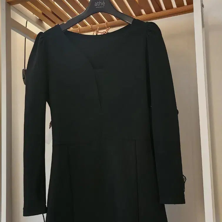 [BUNJANG] Black V-neck Puff Sleeve Mini Dress / 블랙 브이넥 퍼프소매 미니 원피스(착샷)
