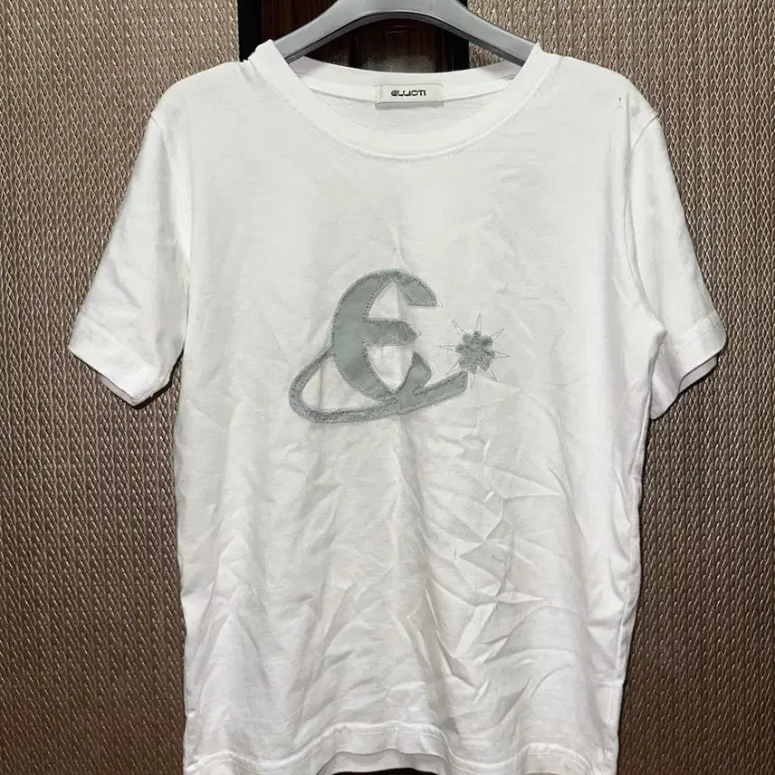 [BUNJANG] Eliott White Graphic T-Shirt / 엘리오티 화이트 그래픽 반팔티