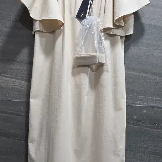 [BUNJANG] The Izzat Ruffle Sleeve Belted Dress - Beige, Free Size / The Izzat 더아이잗 ,  러플소매 벨트 원피스 F ,  새상품