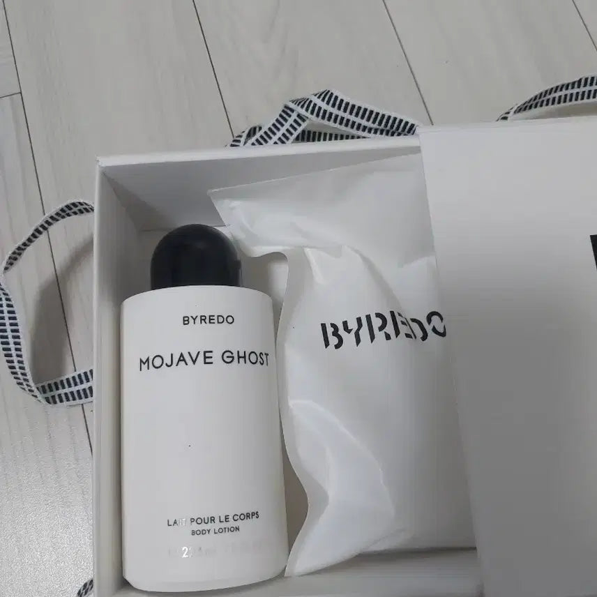[BUNJANG] Byredo Mojave Ghost Body Lotion 225ml Set with Pump / 새것)바이레도 모하비고스트 바디로션 225+펌핑용기 선물세트 새것