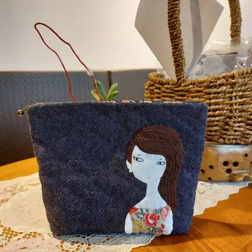 [BUNJANG] Long-Haired Girl Pouch / 긴머리소녀 파우치