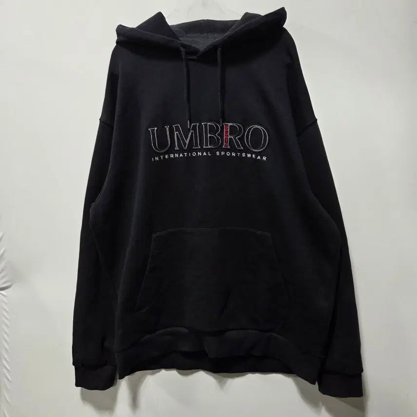 [BUNJANG] Umbro Black Essential Plus Embroidered Hoodie / 엄브로 블랙 에센셜 플러스 자수 후드티 105 26070708