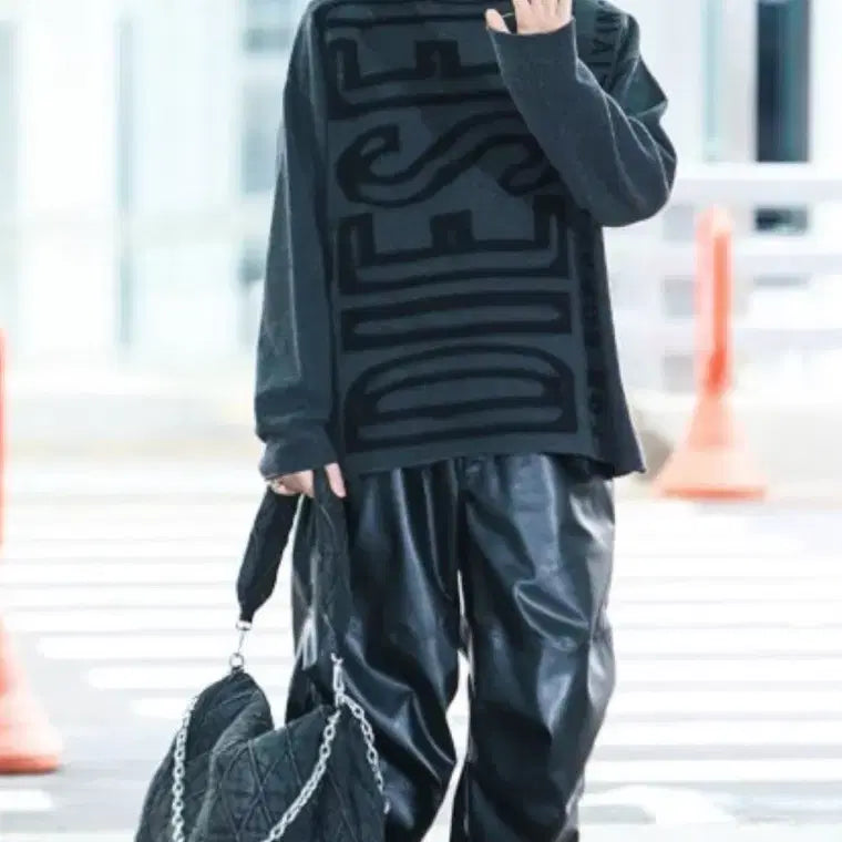 [BUNJANG] DIESEL Charm D Shoulder Bag (Medium, Denim Black) / DIESEL 참D 숄더백 ( 세븐틴 호시 착용 )