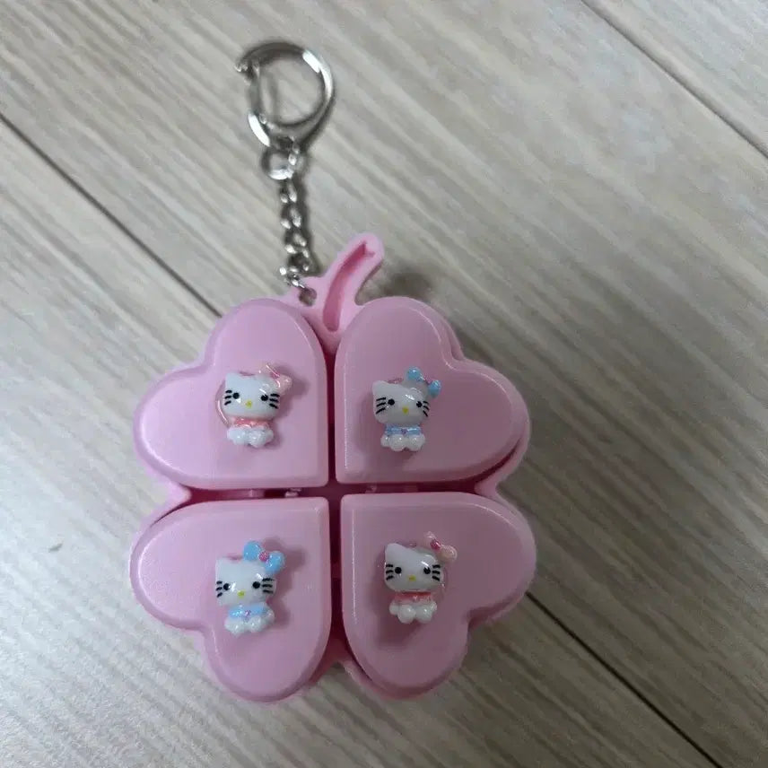 [BUNJANG] Hello Kitty Heart Four-Leaf Clover LED Keycap Keyring / 키티 하트 모양 네잎클로버 LED 키캡 키링
