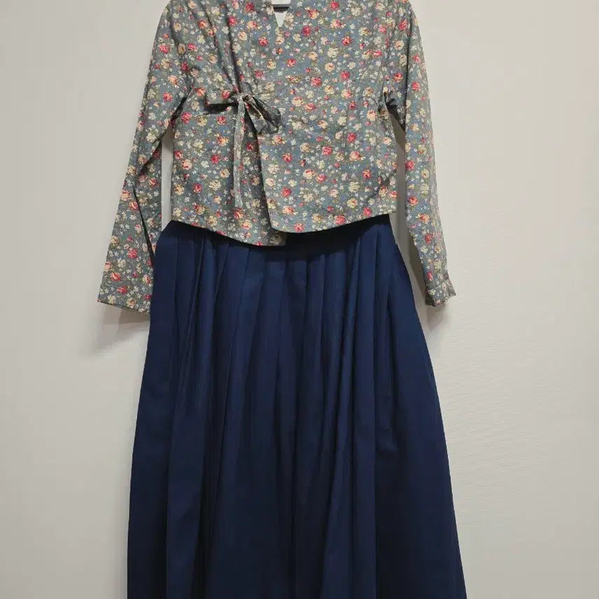 [BUNJANG] Suseolhwa Hanbok Jeogori and Chima Set / 수설화 한복 저고리 치마 세트 꽃무늬 네이비