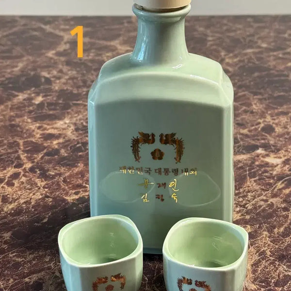 [BUNJANG] Moon Jae-in Presidential Ceramic Liquor Bottle and Cup Set / 문재인 대통령 술병 술잔 세트 (세트당 가격)