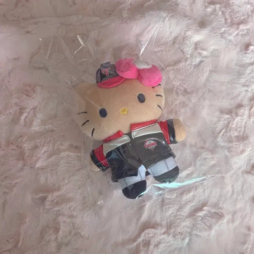 [BUNJANG] LG Twins x Tanning Hello Kitty Collaboration Doll Keychain / [새상품] 엘지트윈스 태닝 헬로키티 태닝키티 콜라보 인형 키링