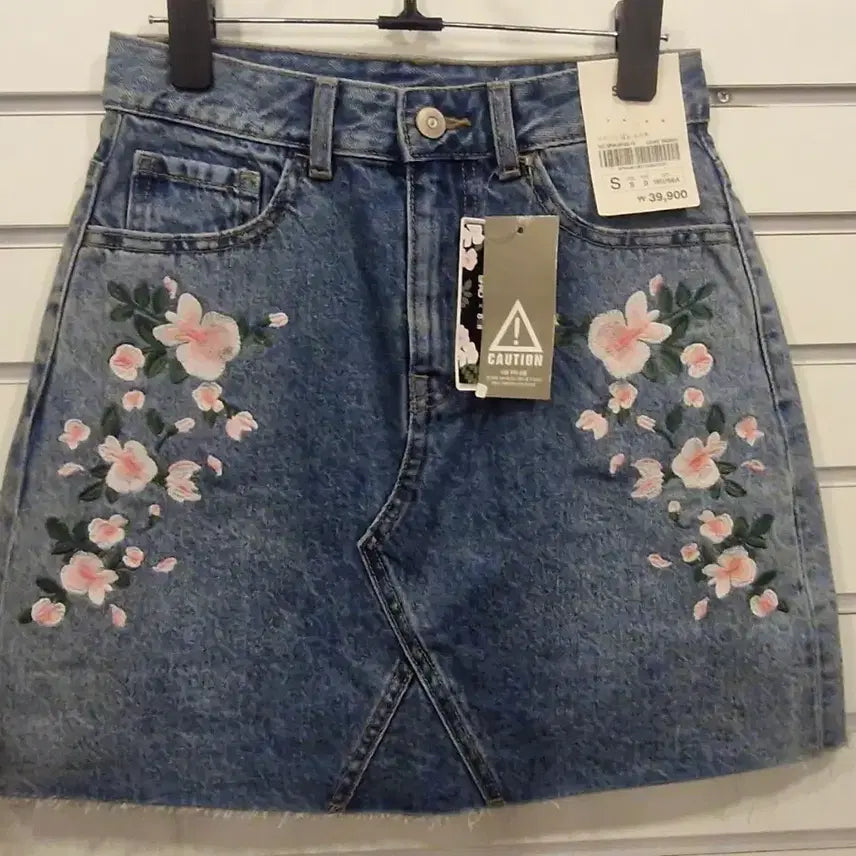 [BUNJANG] SPAO Floral Embroidered Denim Mini Skirt / (새상품.무료배송)스파오 꽃자수데님 미니청치마.S.정가39900원
