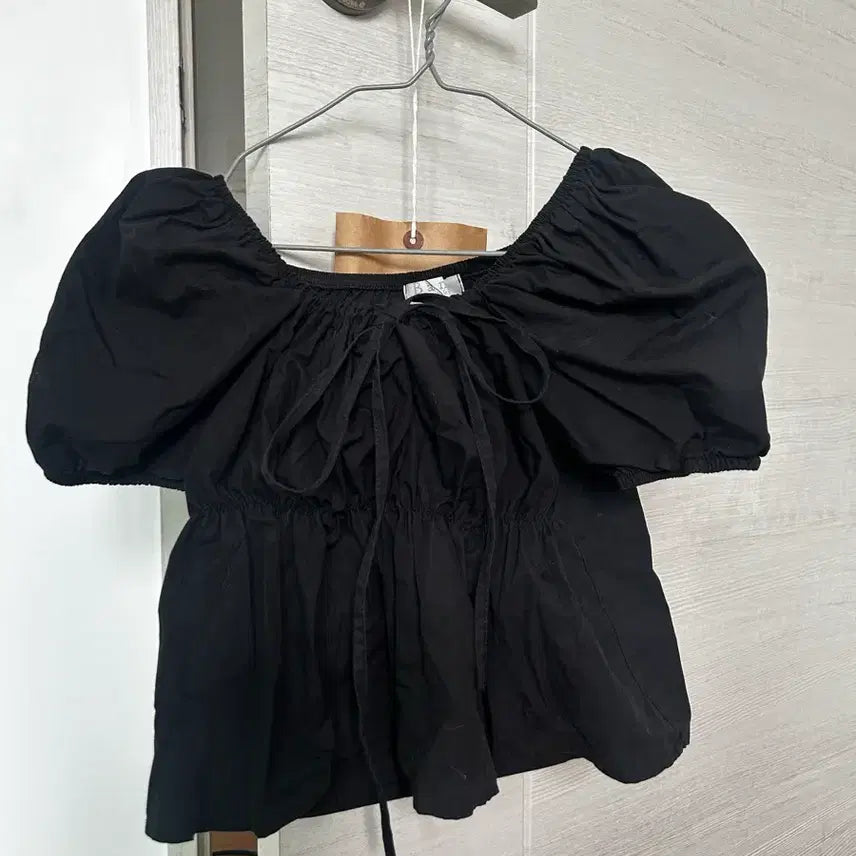 [BUNJANG] Black Puff Sleeve Blouse with Frill Detail / 블랙 퍼프 블라우스