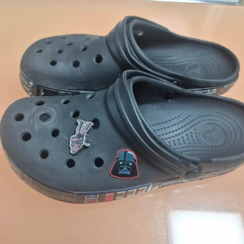 [BUNJANG] Crocs Star Wars Darth Vader Clogs with Jibbitz / 크록스 스타워즈 다스베이더 지비츠 포함