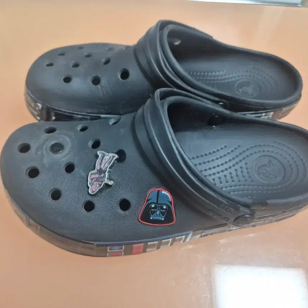 [BUNJANG] Crocs Star Wars Darth Vader Clogs with Jibbitz / 크록스 스타워즈 다스베이더 지비츠 포함