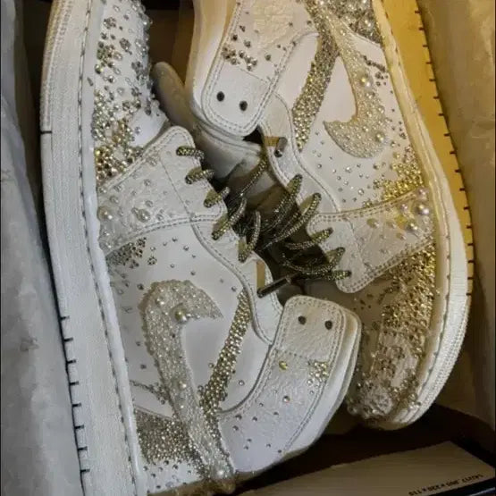 [BUNJANG] Air Jordan 1 High White Silver Swarovski Custom Sneakers / 조던1 하이 화이트 실버 스와로브스키 커스텀