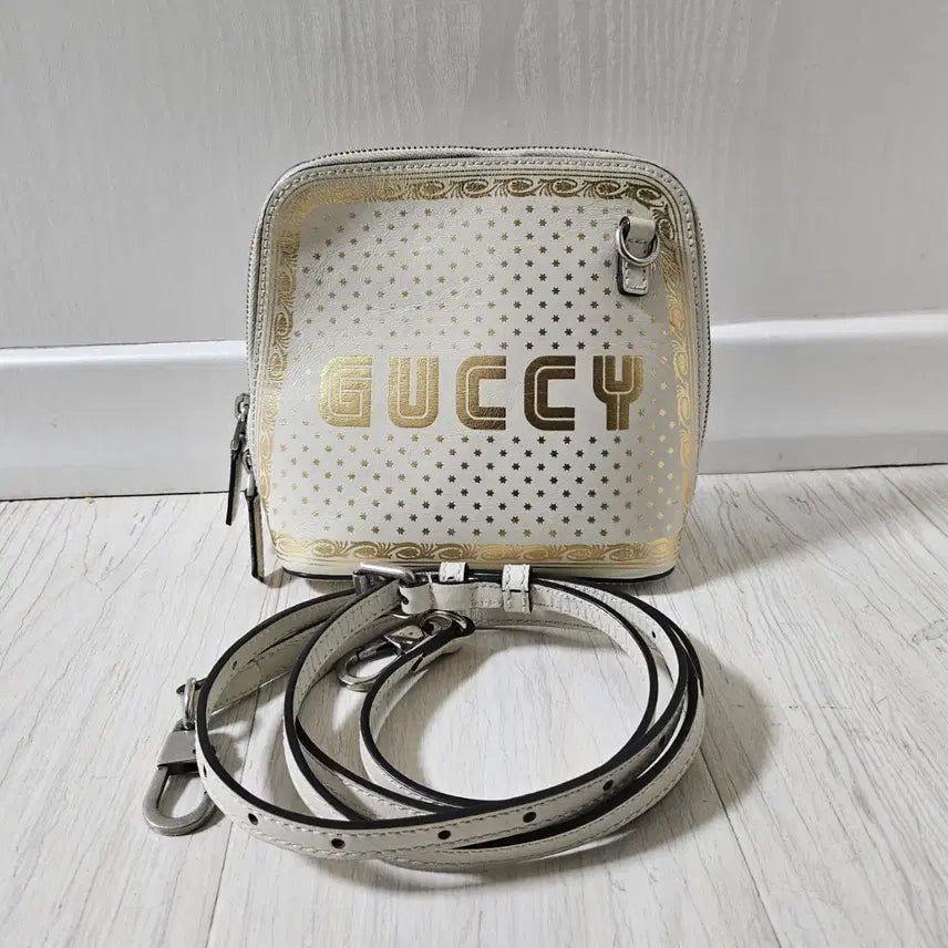 [BUNJANG] Gucci Dome Gold Star Print Crossbody Bag (100% Authentic) / (급차) 구찌 돔 골드 스타 프린트 크로스백 (정품 100%)