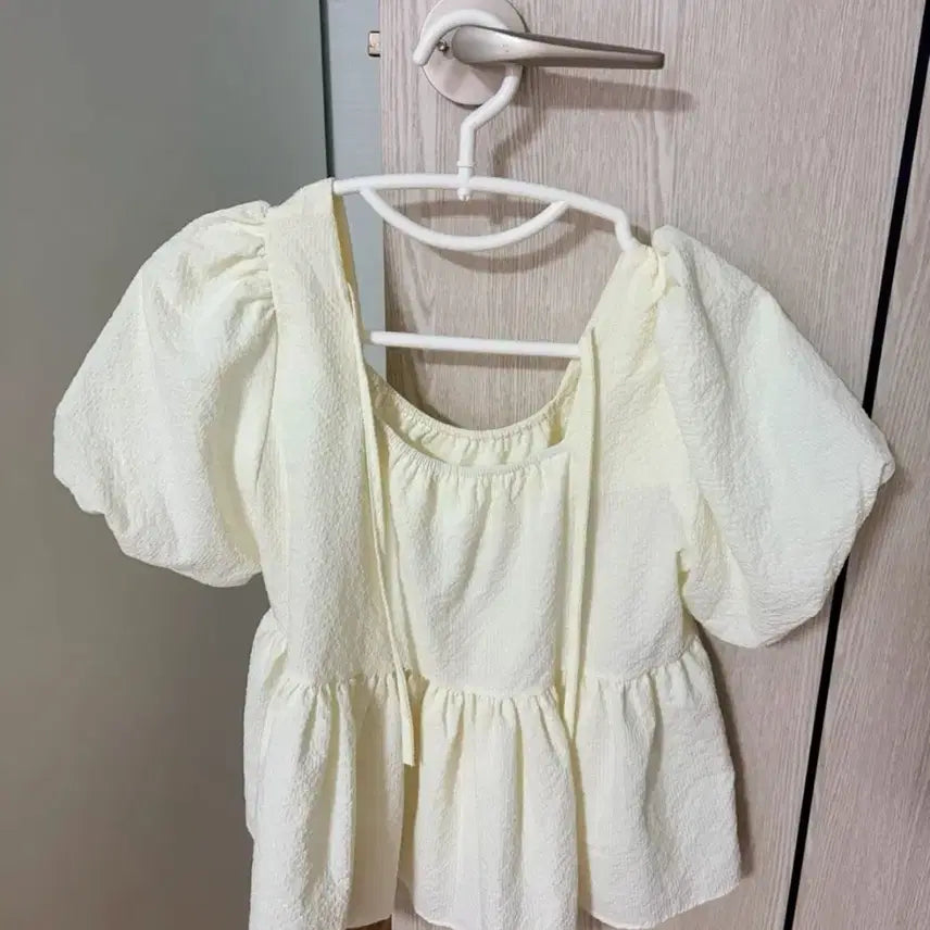 [BUNJANG] Ivory Puff Sleeve Square Neck Blouse / 버터색 퍼프블라우스