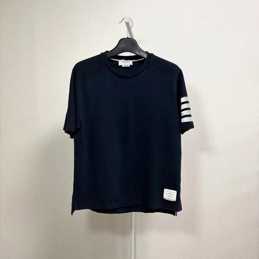 [BUNJANG] Thom Browne Stripe Armband Short Sleeve T-Shirt Navy Size 4 / [정품/4] 톰브라운 사선완장 반팔 네이비