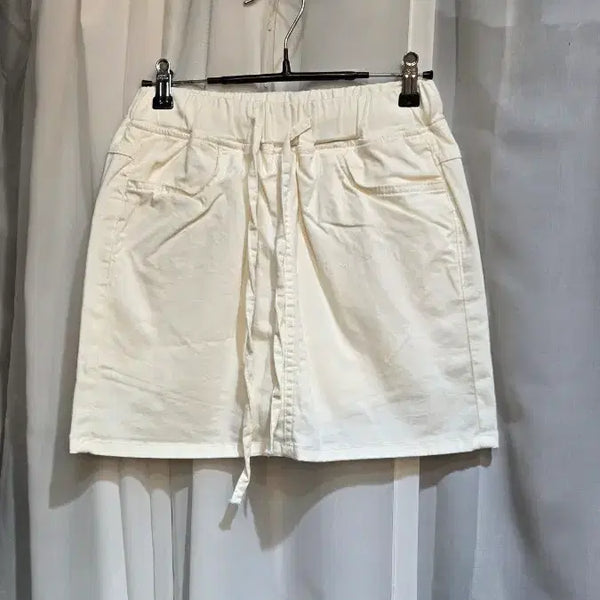 [BUNJANG] Women's Ivory Mini Skirt with Built-in Shorts (Size S) / S싸이즈 속바지 스판 아이보리 스커트