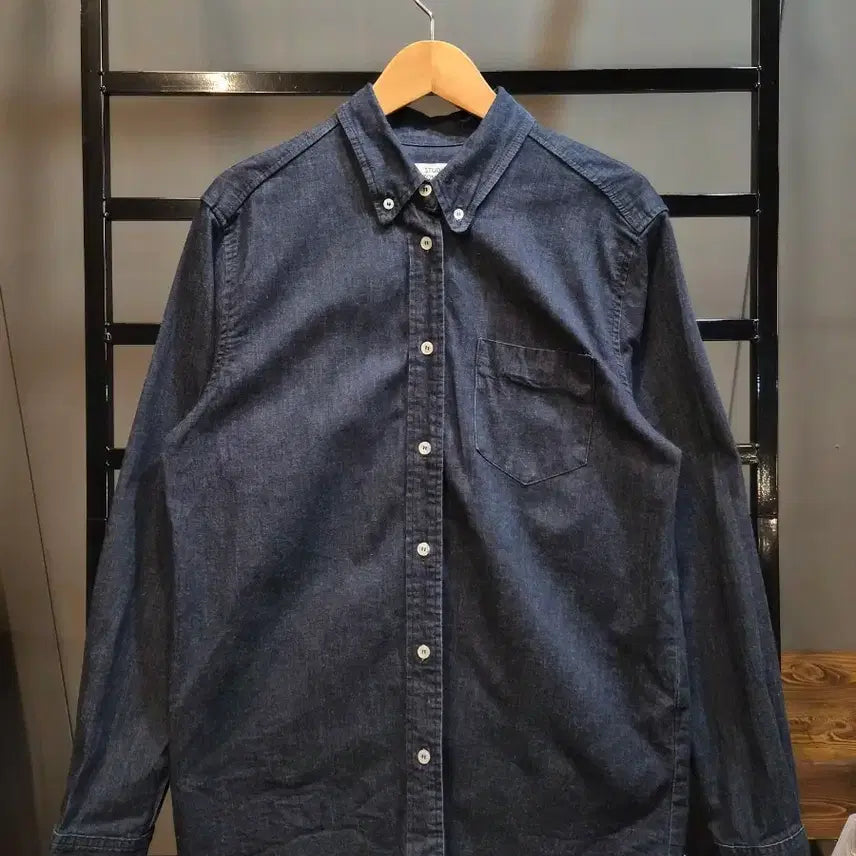 [BUNJANG] Studio Tomboy Dark Denim Button-Down Shirt / [Free] 스튜디오톰보이 다크 데님 셔츠 버튼다운 남방 3.5