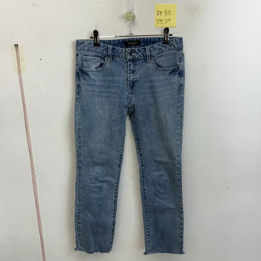 [BUNJANG] Guess Jeans Blue Wash Cut Hem Size 28 / 게스 청바지 연청 컷팅 밑단 28