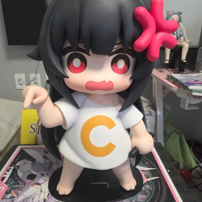 [BUNJANG] Cat Figure with 'C' Logo T-Shirt and Pink Hair Accessory / 이사정리중님