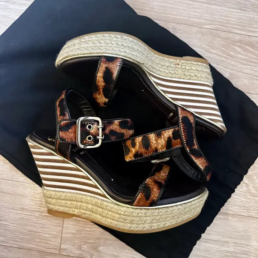 [BUNJANG] Esquiar Leopard Pattern Wedge Heel Sandals (235) / 에스콰이어 웨지힐 샌들 235