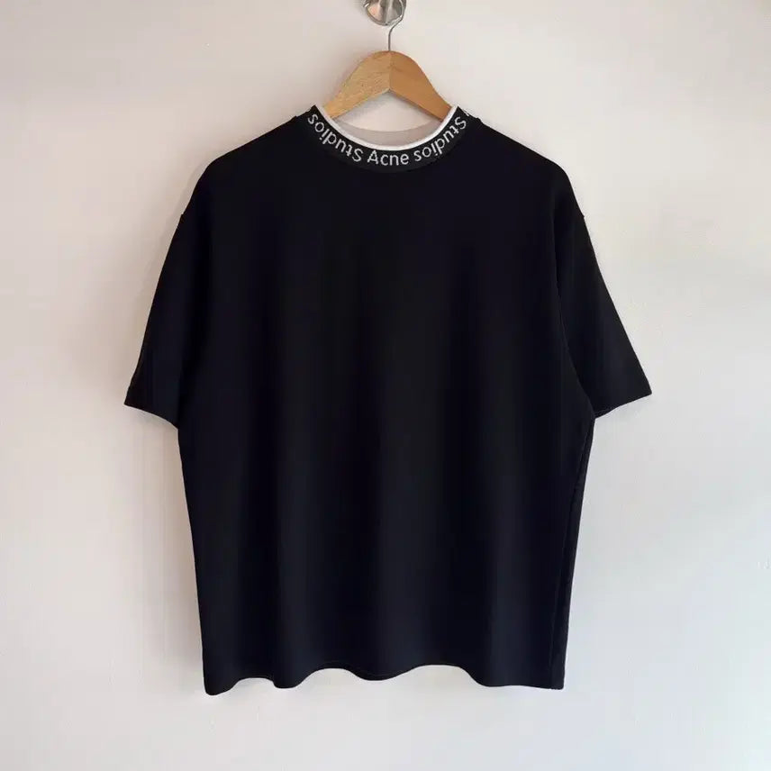 [BUNJANG] Acne Studios Loose Fit Mock Neck Logo Binding Black Half Sleeve T-Shirt / 아크네스튜디오 루즈핏 모크넥 로고 바인딩 블랙 반팔 하프티셔츠