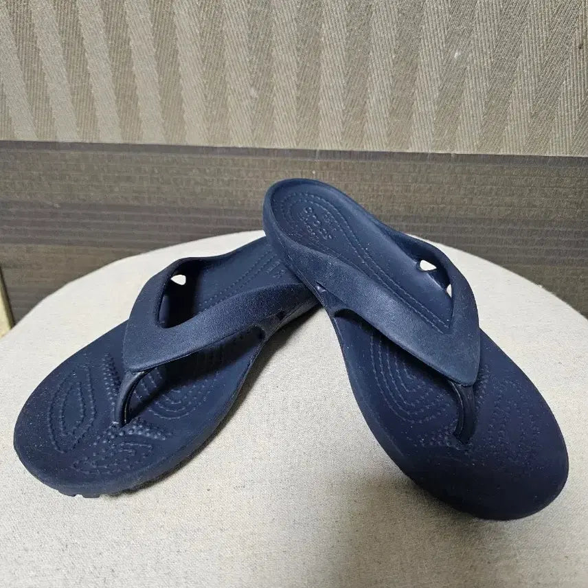 [BUNJANG] Crocs Navy Flip-Flops Size W5 (220) / 크록스 네이비 쪼리 W5 220