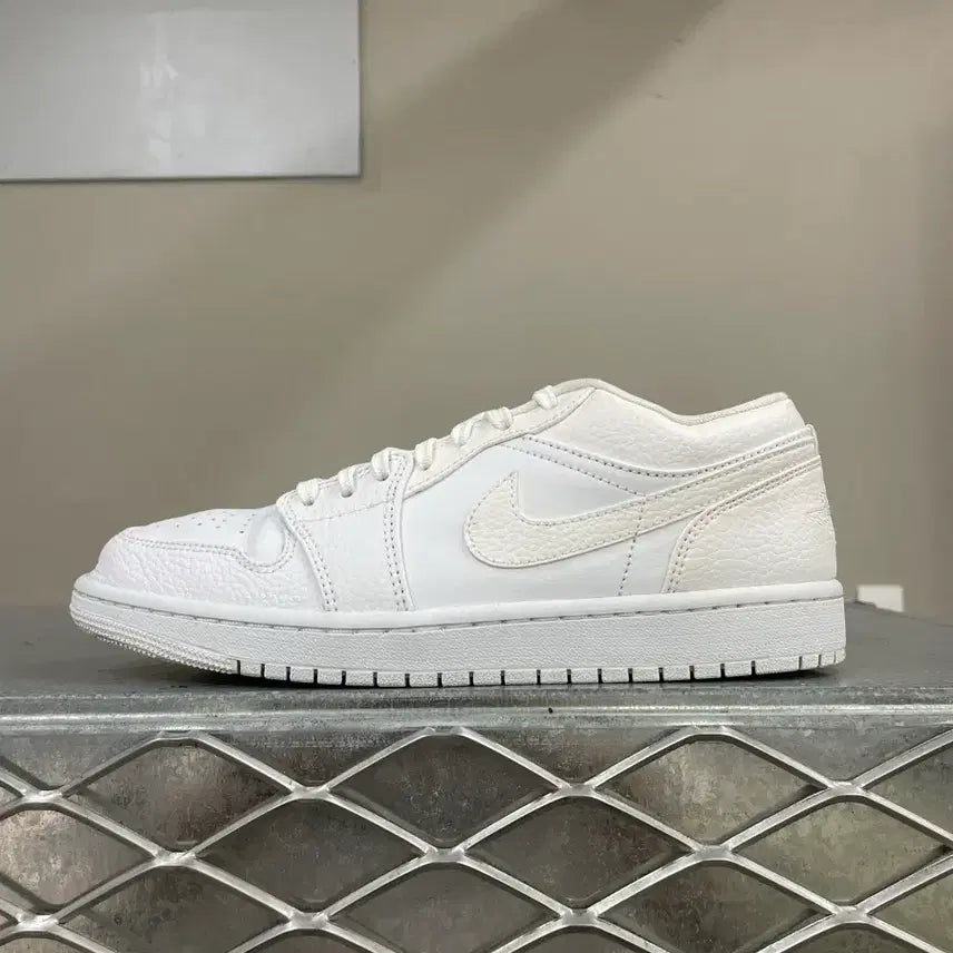 [BUNJANG] Nike Air Jordan 1 Triple White (260mm) / 나이키 조던1 트리플 화이트 260 (gr-5594)