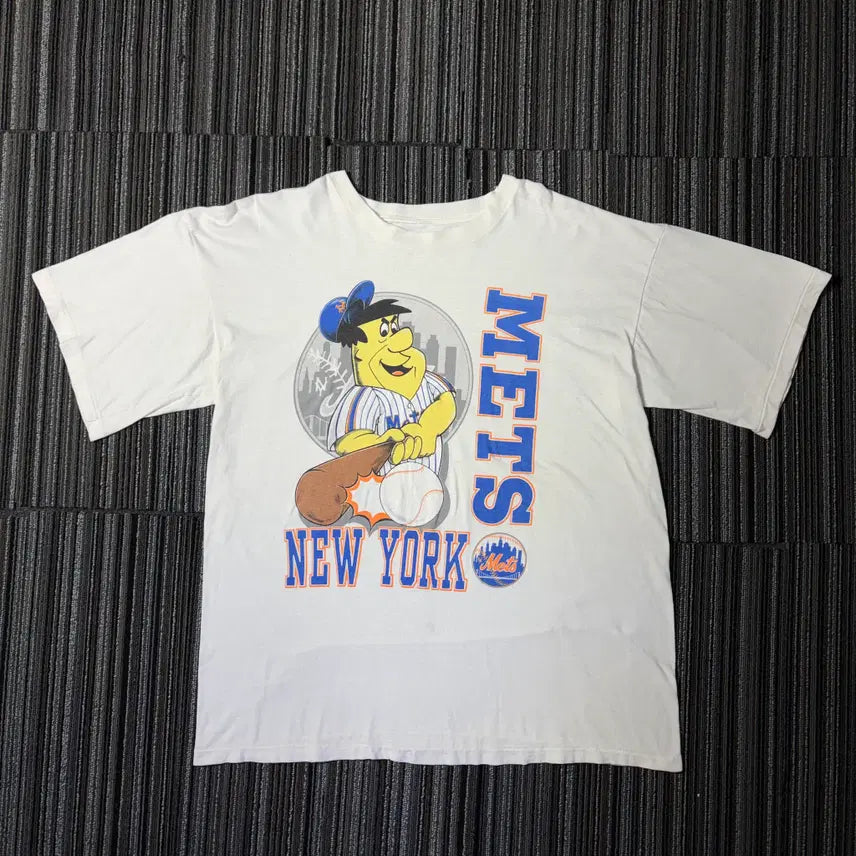 [BUNJANG] New York Mets Fred Flintstone Graphic T-Shirt / 뉴욕 메츠 화이트 프레드 플린스톤 그래픽 반팔 티셔츠