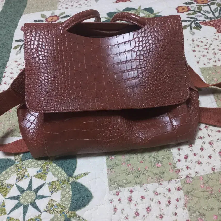 [BUNJANG] Crocodile Pattern Camel Shoulder Bag / 악어패턴 카멜 숄더백 새상품