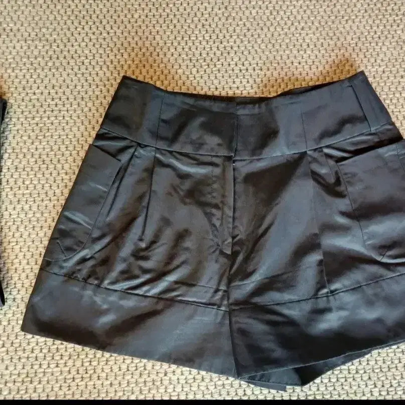 [BUNJANG] Club Monaco Black High-Waisted Short Shorts (Belt Included) / 클럽모나코 블랙 하이웨이스트 숏팬츠 반바지 (27사이즈)